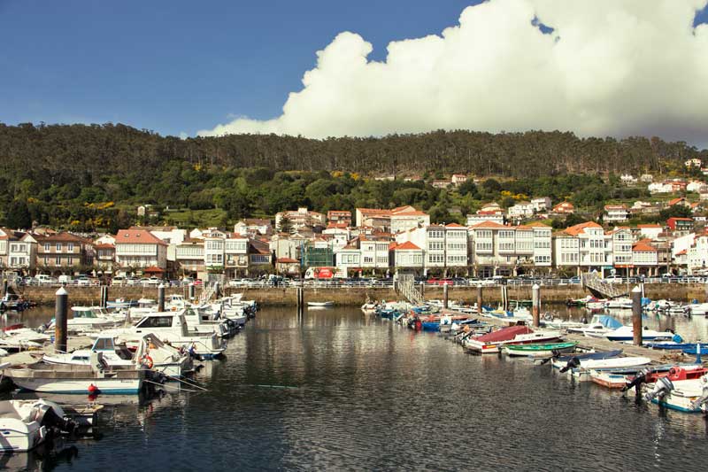 O casco histórico de Muros cingue o porto.