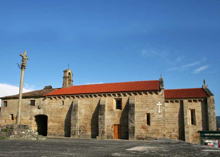 Santuario da Virxe do Camiño. O Cristo gótico e os exvotos.