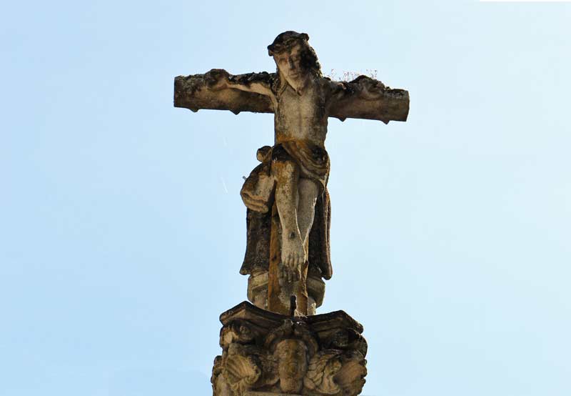 ‘Cruceiros’ (carved stone crosses)