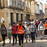 Gente caminando por calle