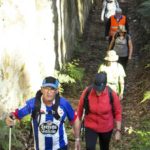 Gente caminando por calle