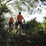 Gente caminando por un monte