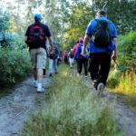 Gente caminando por un monte