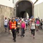 Gente caminando por una calle